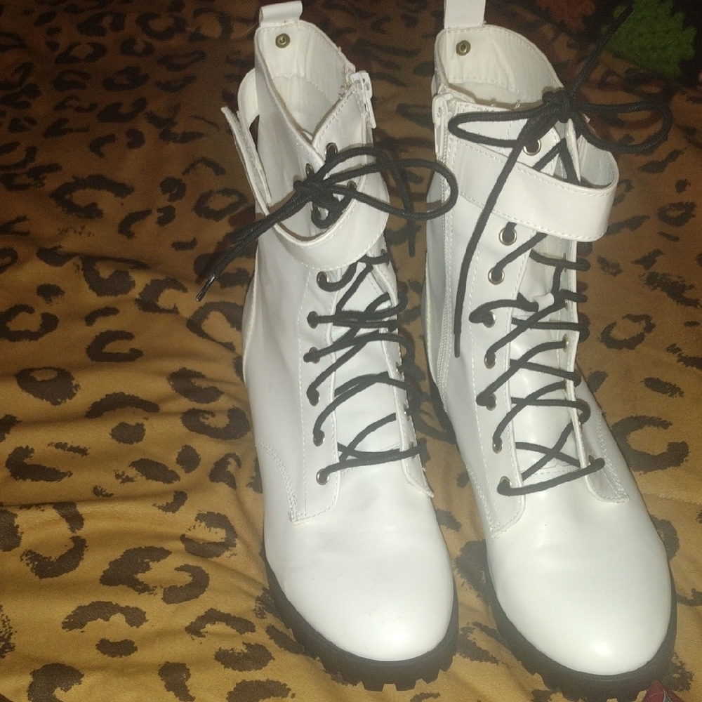 Juicy Couture Stylish White Lace-Up Women's Combat Boots NWOT